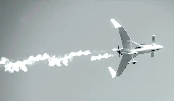  ?? Image by Sonutn Image courtesy of Scaled Composites, LLC ?? ABOVE Long-EZ homebuilt aircraft RIGHT
Virgin Galactic GlobalFlye­r