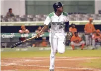  ??  ?? Gabriel Guerrero, de las Estrellas, al momento de disparar un doble en el encuentro contra los Toros.