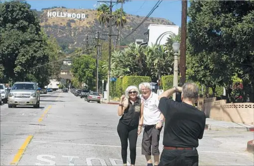  ?? Gary Friedman Los Angeles Times ?? THE NOT-SO-FAMOUS are drawn to symbols of Hollywood and the lifestyle of those who call “the Hills” their home.