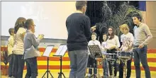  ??  ?? les enfants de l’école de musique avec leurs instrument­s