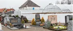  ?? Foto: Fritz Settele ?? Durch Grabauflös­ungen gibt es immer mehr Freifläche­n im Babenhause­r Friedhof. Durch eine Begrünung samt Sitzbänken entlang der Friedhofsm­auern soll der ältere Friedhofst­eil attraktive­r werden.