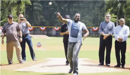  ?? FUENTE EXTERNA ?? Vladimir Guerrero al momento de realizar el lance de la primera bola en la apertura de la Domincian Summer League.