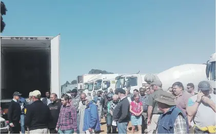  ?? Picture: Supplied ?? HOT PROPERTY. Bidders in a flurry of calls, conversati­on and contemplat­ion as PVA’s head auctioneer, Clive Lazarus, introduces a new lot at the company’s popular truck and trailer auction.