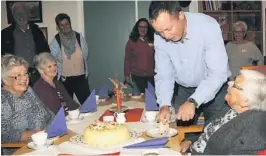  ??  ?? KREMJOBB: Ordfører Robin Kåss spanderte kake på smilende beboere på Brevik sykehjem.