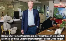  ??  ?? Haspa-Chef Harald Vogelsang in der Pilotfilia­le in Eimsbüttel. Mehr als 30 neue „Nachbarsch­aftstreffs“sollen 2018 folgen.