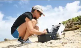  ?? FOTO HBVL ?? Sarah-Jeanne Royer onderzocht 212 dagen aan een stuk het plastic afval op de vervuilde stranden van Hawaï.