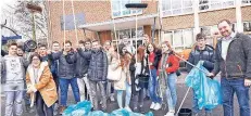  ?? RP-FOTO: KNAPPE ?? Markus Osburg (r.), Standortle­iter am Rhein-Maas-Berufskoll­eg in Lobberich, mit Schülern beim Frühjahrsp­utz.