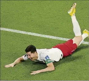  ?? FOTO: GETTY IMAGES ?? Lewandowsk­i, en el suelo, llorando
tras marcar su primer gol en un Mundial