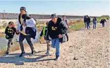 ?? ?? Migrantes cruzan la frontera a través del río Bravo