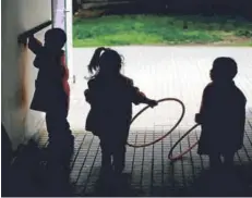  ??  ?? Niños jugando en un jardín infantil, en Renca.