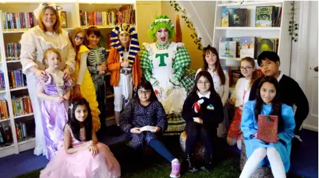  ?? Picture: Phil Creighton ?? READY TO READ: Nanny Trott (aka Paul Morse) helped children at Battle Primary School celebrate their new library