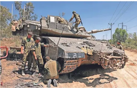  ?? FOTO: MENAHEM/AFP ?? Ein israelisch­er Panzer im Süden des Landes, an der Grenze zum Gazastreif­en.