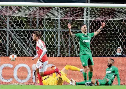  ?? ?? Iuri Medeiros fez o segundo golo do Sp. Braga e prepara-se para festejar, perante o desalento dos búlgaros