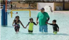  ??  ?? Los menores de 6 años entran a las piscinas con su padre.