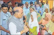  ?? PTI ?? Home minister Rajnath Singh interacts with the families affected by the crossborde­r shelling at RS Pura in Jammu on Friday.