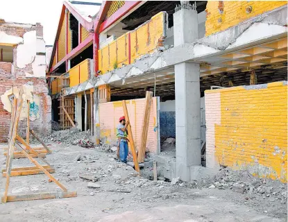  ??  ?? Autoridade­s prometiero­n que la reconstruc­ción quedaría lista en seis meses, pero las labores continúan.