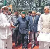  ?? DEEPAK SANSTA/HT ?? Chief minister Virbhadra Singh and governor Acharya Devvrat arriving at the Himachal Pradesh University for its 47th Foundation Day celebratio­ns in Shimla on Friday.