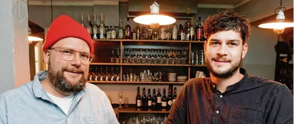  ?? Foto: Silvio Wyszengrad ?? Christoph Steinle (links) und Benjamin Mitschele werden gemeinsam in den Räumen der Alten Liebe in der Ludwigstra­ße eine Bar eröffnen.
