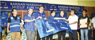  ??  ?? SALLEH bersama Rubin dan Jamawi menyaksika­n penyerahan borang dan bendera BN kepada ketua kumpulan yang menyertai BN.