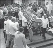  ??  ?? Familiares y amigos en el funeral de la joven Mara Castilla, en Xalapa
