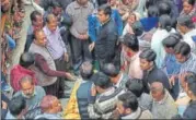  ?? HT PHOTO ?? Relatives mourn the death of 24yearold Shekhar Yadav in south Delhi’s Dakshinpur­i.