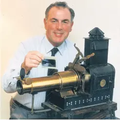 ??  ?? Michael Wortley pictured in 1996, with the magic lantern projector. Photograph courtesy Leicester Mercury.