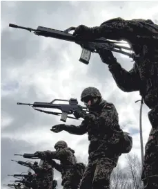  ?? FOTO: CHRISTIAN CHARISIUS ?? Soldaten der Bundeswehr mit dem G36-Gewehr von Heckler &amp; Koch: Ob Andreas Heeschen der Mehrheitsa­ktionär des Waffenhers­tellers ist, konnte ein Gericht nicht bestätigen, weil dazu eine wichtige Aussage fehlt – die von Heeschen.