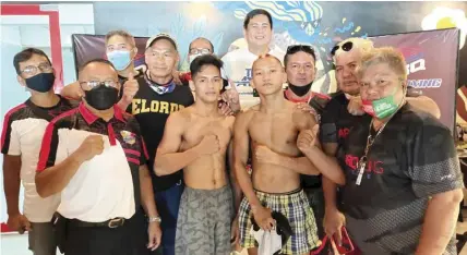  ?? ARQ SPORTS PHOTO ?? OPBF Youth light flyweight champion John Paul “Angas ng Cebu” Gabunilas and his Negrense opponent Ricardo Sueno pose during the official weigh-in on the eve of their 10-round bout headlining ARQ’s “Engkwentro Singko” today at the Bonifacio Bacaltos Sports and Cultural Centrum in Sibonga town, south of Cebu.
