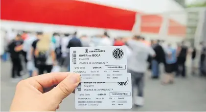  ?? JUAN MANUEL FOGLIA ?? Los más olvidados. Los hinchas de River compraron las entradas y no tuvieron partido.