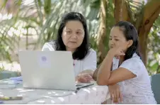  ?? ?? Linklado project researcher and creator Noemia Ishikawa (left) and Tikuna’s Indigenous woman Cristina Quirino Mariano (right) talk about how to use the Linklado app in Manaus, Amazonas State, Brazil.