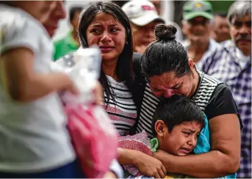  ?? Ronaldo Schemidt / AFP/Getty Images ?? Los miembros de una familia lloran mientras acompañan al cementerio los restos de una de las víctimas del terremoto en Juchitán, en el estado sureño de Oaxaca, en México, el domingo 10 de septiembre de 2017.