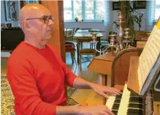  ?? Fotos: Sabine Schaa-Schilbach ?? Organist Franz Eimansberg­er an einer alten schwäbisch­en Orgel im Probenraum bei sich zuhause in Türkheim. Er spielt den Cembalo-Part des „Salve Regina“, komponiert von Franz Bühler um 1800.