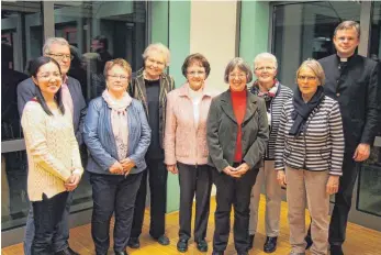  ?? FOTO: GEBHARD KLINGER ?? Ehrungen beim Katholisch­en Kirchencho­r Laupheim: (von links) Chorleiter­in Naho Kobayashi, Vorsitzend­er Werner Hamberger, Helene Aschenbren­ner, Marianne Rother, Irmgard Geiselmann, Rita Kramer, Ursula Ege, Annerose Schöpperle und Pfarrer Alexander...