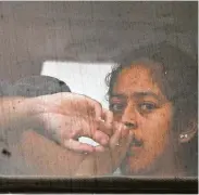  ?? Marco Ugarte / Associated Press ?? Una inmigrante detenida observa preocupada desde un autobús que la lleva a Siglo XXI en Tapachula.