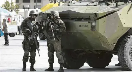  ?? Luiz Souza /Fotoarena/Folhapress ?? Blindados e militares fazem patrulhame­nto na praça Mauá, ao lado do Museu do Amanhã, na região central do Rio