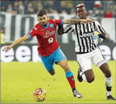  ??  ?? Verteidige­r Elseid
Hysaj (links im Zweikampf mit Juventus- Star Paul Pogba) unterschri­eb
im Juli 2015 einen Ver
trag beim SSC
Napoli.