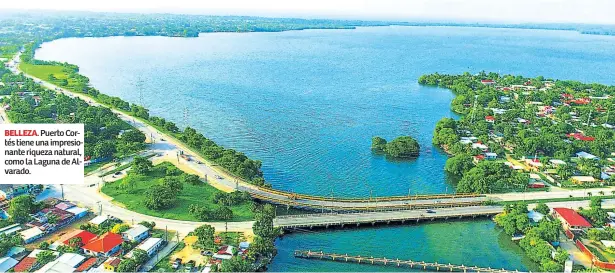  ??  ?? BELLEZA. Puerto Cortés tiene una impresiona­nte riqueza natural, como la Laguna de Alvarado.