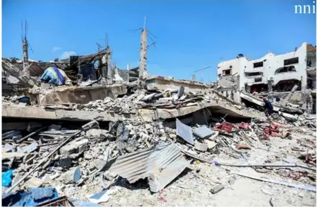  ?? ?? Khan Yunis: A view of the damages following Israeli airstrikes on Tuesday.