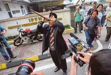  ?? BERNAMA PIC ?? ‘Raja Bomoh’ Datuk Ibrahim Mat Zin performing a ritual to ‘ease’ the process of releasing Kim Jong-nam’s body, at the Kuala Lumpur Hospital mortuary on Monday. On Sunday, a video of him performing a ritual at a beach to protect Malaysia from ‘external...