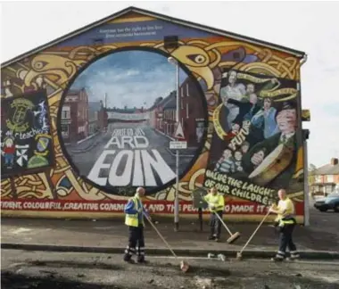  ??  ?? ‘Welkom in Ardoyne’ staat in het Iers op deze muurschild­ering in Belfast. Maar 0,2% van de bevolking gebruikt het Iers als hoofdtaal.
FOTO AP