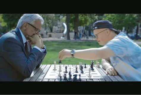  ?? Foto: Screenshot ?? Der OB kommt bald ins Kino: Eine Szene aus „Wir sind alle Vielfalt“mit Ulms Oberbürger­meister Gunter Czisch und Paul Greulich beim Schach. Der Film läuft künftig in Ulmer Kinos und soll aufzeigen, was die Menschen in der Stadt verbindet.