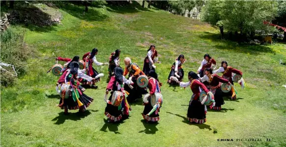  ?? Xinhua ?? Nyima and his apprentice­s perform Jiuhe Zhuo dance in Jiuhe Village of Qonggyai County in Shannan, southweste­rn China’s Tibet Autonomous Region. Originatin­g in the Shannan region, Jiuhe Zhuo dance has been included in China’s national intangible cultural heritage list.