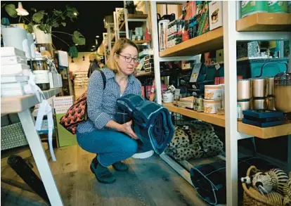  ?? KIM HAIRSTON/BALTIMORE SUN ?? Catherine Whalen, of Luthervill­e, shops at Becket Hitch in Greensprin­g Station on Black Friday.