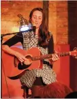  ??  ?? Die Australier­in Ange Takats bereiste et liche Länder, sie singt über Fern und Heimweh. Fotos: Julia Abspacher