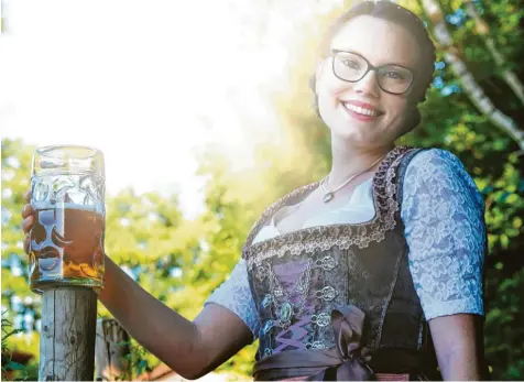 ?? Foto: Sammlung Höld ?? Leonie Höld aus Klosterbeu­ren bewirbt sich um den Titel Bayerische Bierkönigi­n 2021.