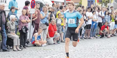  ?? Foto: Otmar Selder ?? Hans-Böller-Lauf in Friedberg: Christian Schiller von den „Friends of Therapieze­ntrum“läuft den Sieg sicher nach Hause.