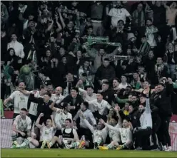  ?? ?? Los jugadores del Racing celebran junto a su afición.