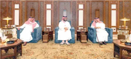  ?? ?? The Crown Prince was briefed on the most prominent topics discussed at the governors’ annual meeting. (SPA)