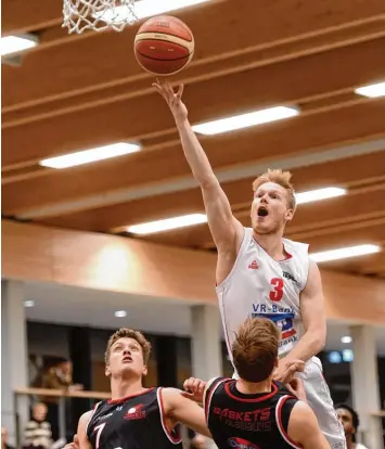  ?? Foto: Marcus Merk ?? Basketball­er Julian Breuer traf in der kritischen Phase zwei Dreier und hielt die BG Leitershof­en/Stadtberge­n in Zwickau im Spiel.