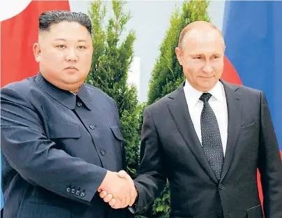  ?? ?? Handschlag in Wladiwosto­k: Kim Jong-un, der „oberste Führer Nordkoreas“, und Wladimir Putin.